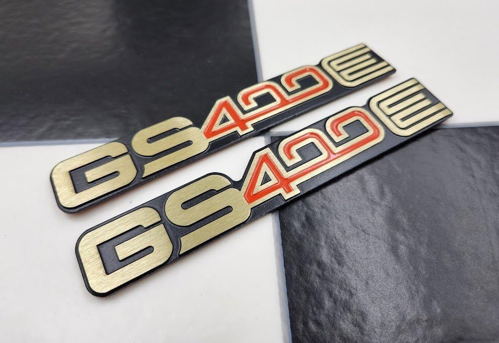 スズキ GS400E サイドカバーエンブレム　　2枚 新品 スズキ GS400E サイドカバーエンブレム 2枚セット B級品