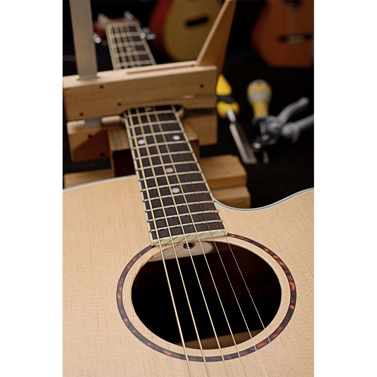 elektroakustische Auditorium-Gitarre mit Cutaway und massiver Fichtendecke, James Neligan, Linkshänder Modell!