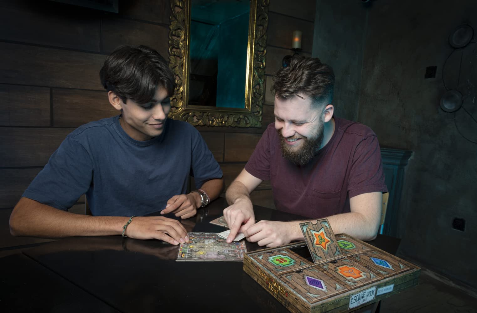 Noris Escape Room 606101976 - Puzzle con avventura, The Baron, The Witch & The Thief – Famiglia e gioco da tavolo per appassionati di puzzle, con 3 casi, dai 14 anni in su, marrone chiaro