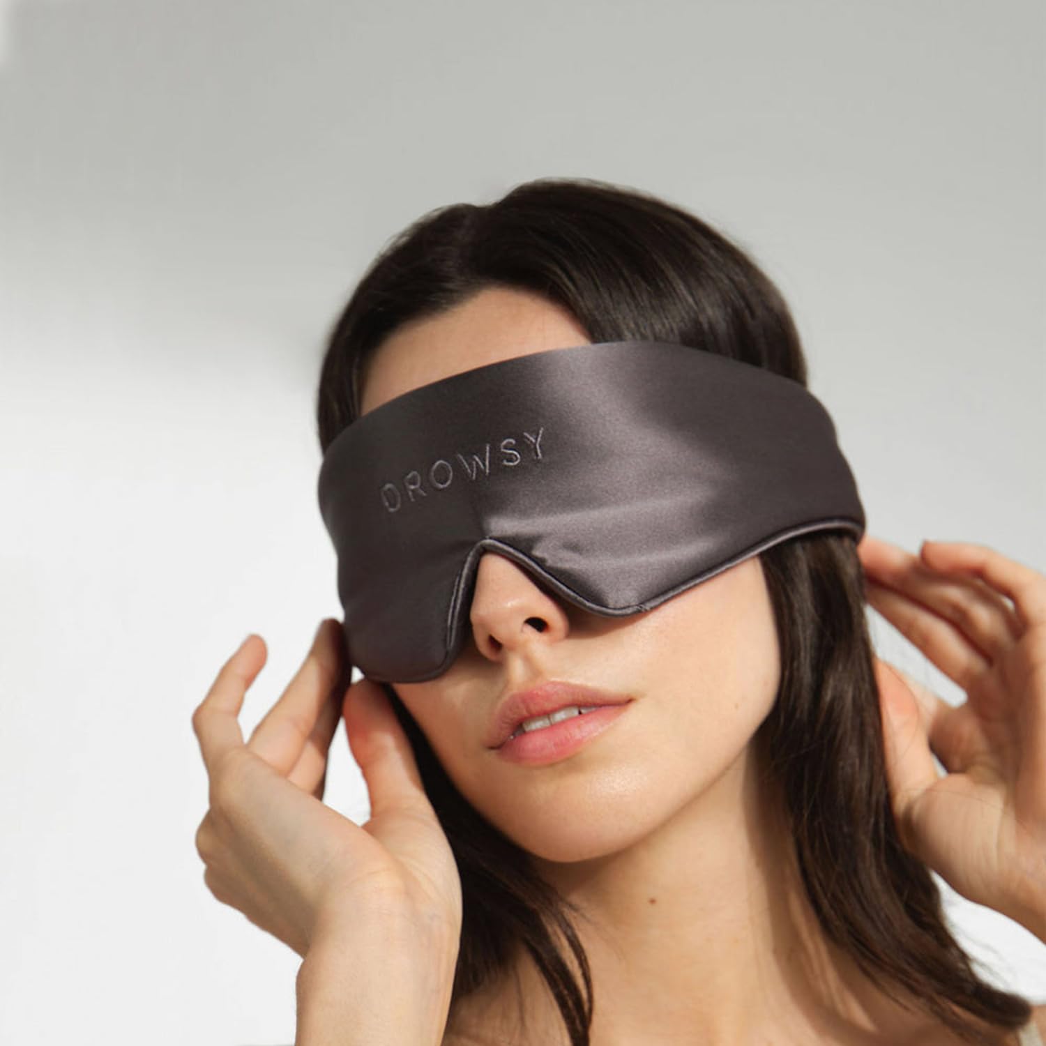 Drowsy Antifaz para dormir de seda de peso pluma, antifaz opaca de lujo para dormir y viajar, 100% seda de morera, comodidad ligera, correa ajustable, protege la piel y el cabello, sombra de luz de