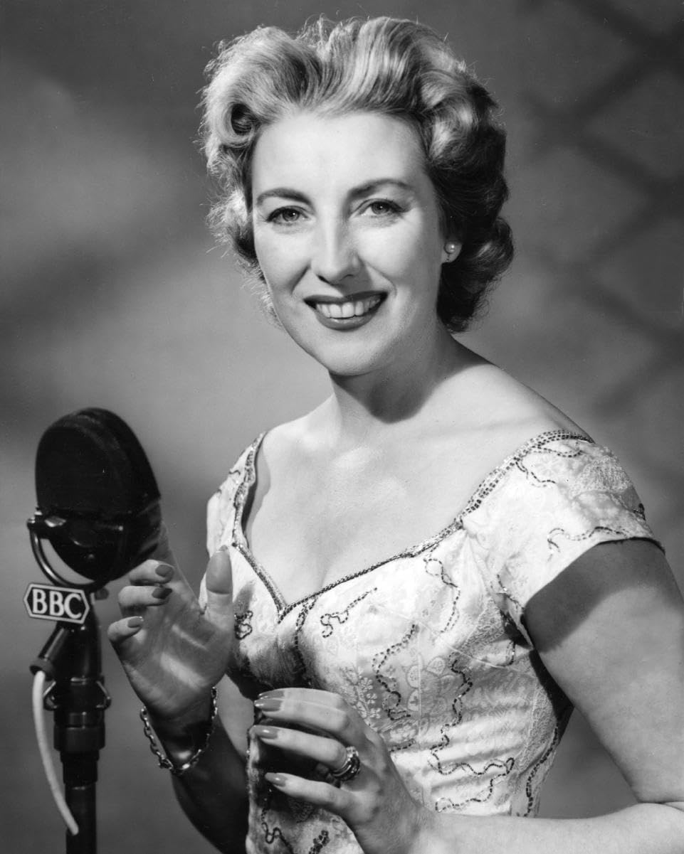 Dame Vera Lynne 10x8 Photo