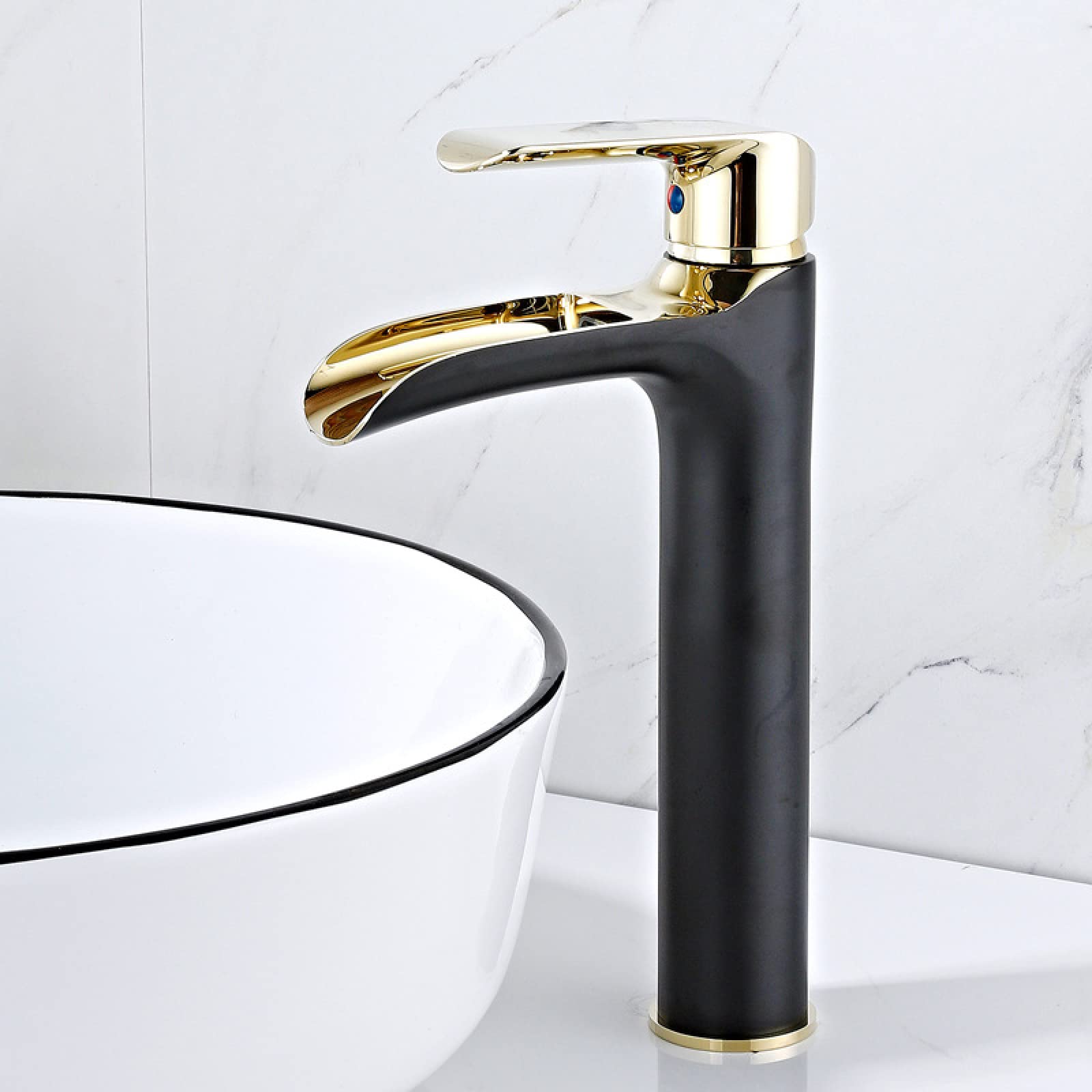 Robinet cascade pour salle de bain moderne et vasque à poser