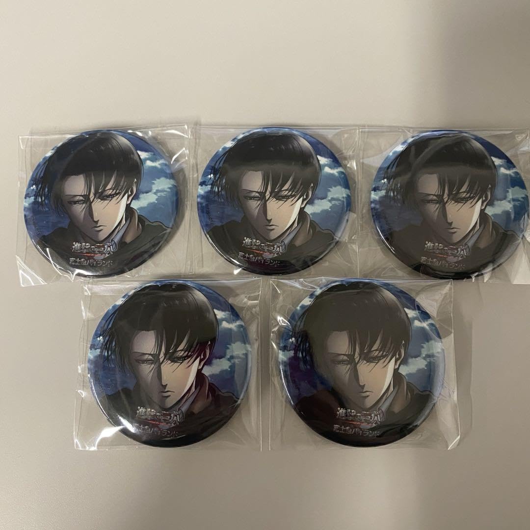 富士急ハイランド　進撃の巨人　缶バッジ　リヴァイ 進撃の巨人 富士急ハイランド 缶バッジ リヴァイ ① - メルカリ