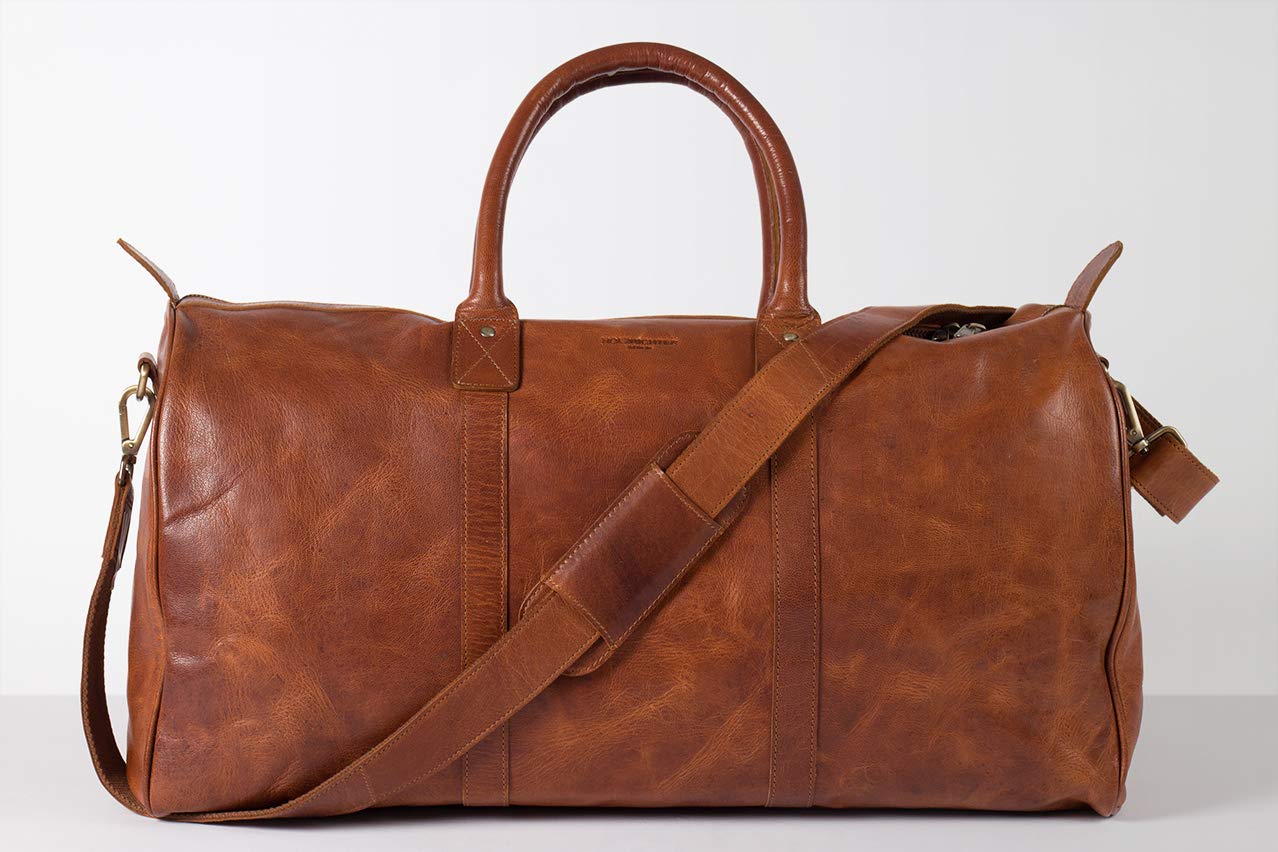 HOLZRICHTER Berlin - Weekender aus Leder für Herren (No 17-1), Reisetasche 30x60x28 cm, Handgefertigte Echtleder Umhängetasche mit Schultergurt, Cognac-Braun