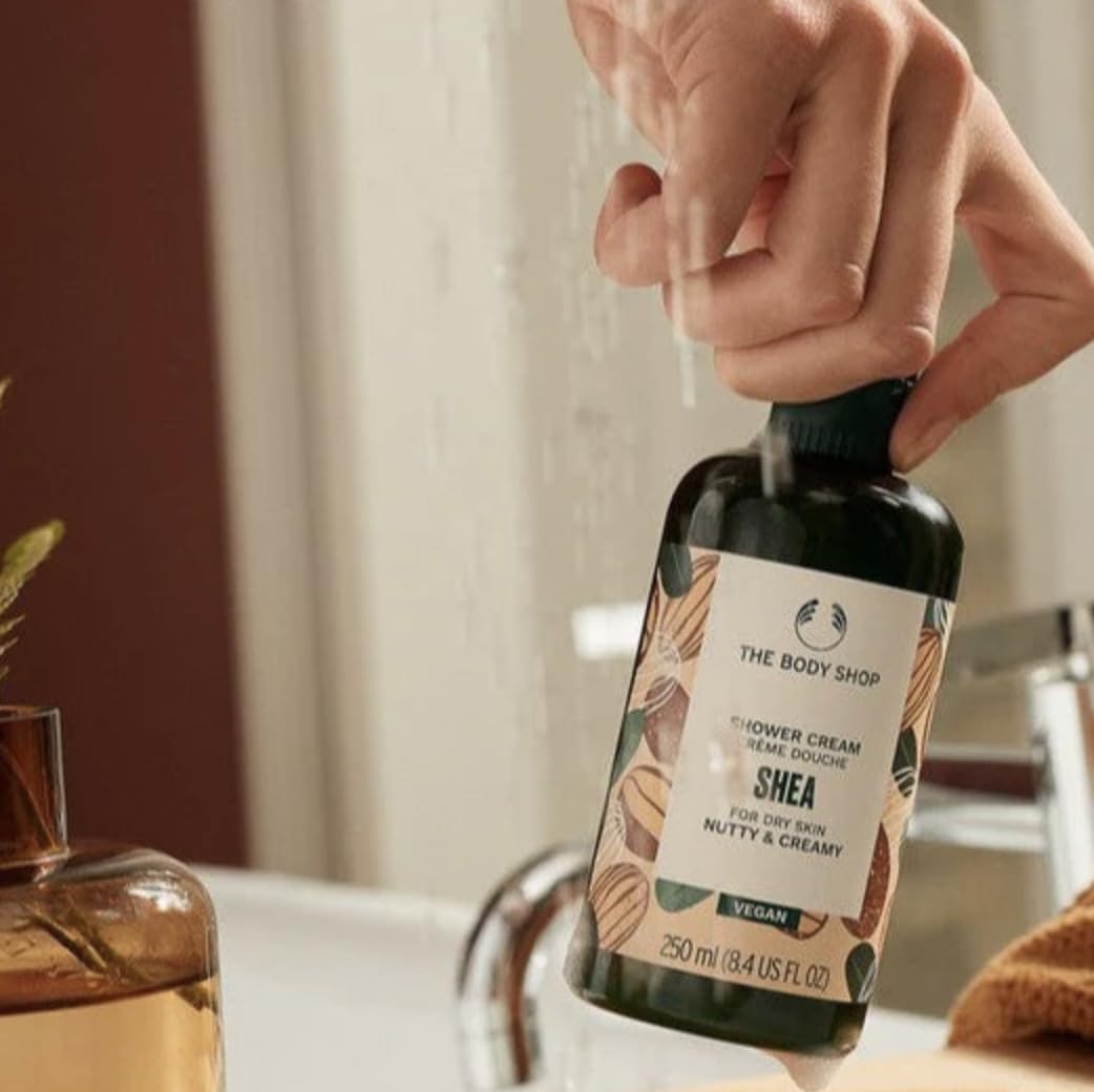 The Body Shop Coffret cadeau au karité - Ensemble de soins pour peau sèche - Crème douche, beurre corporel, baume pour les mains, savon et fleur de ramie - Cosmétiques naturels végétaliens