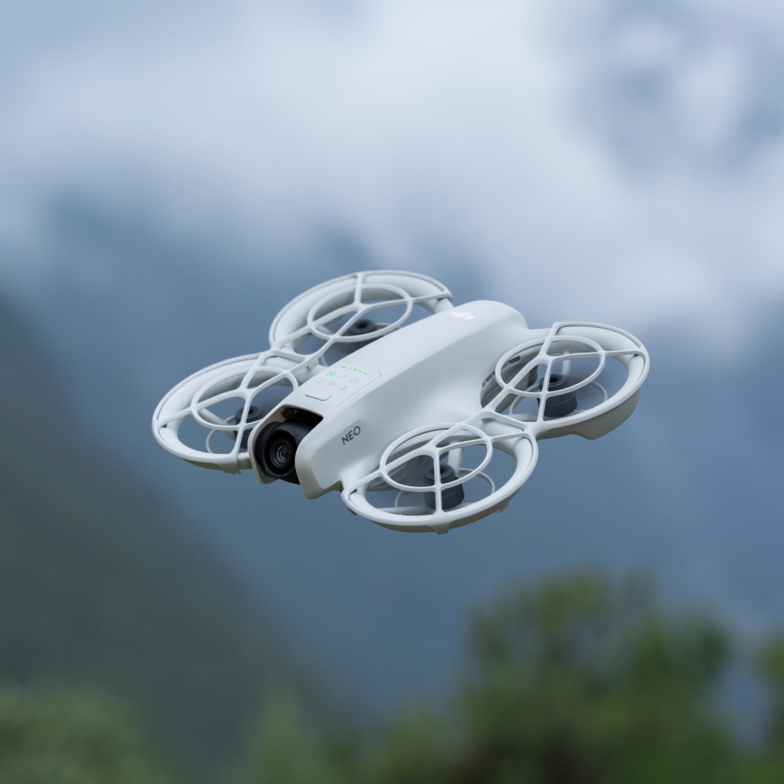 DJI Neo, mini drone con fotocamera UHD 4K per adulti | 135g drone che vola da solo e ti segue, decollo dalla mano, tracciamento del soggetto, QuickShot, (senza radiocomando)
