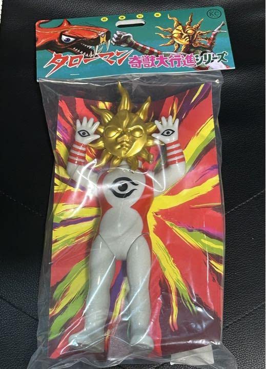 Amazon.co.jp: 超復刻版 タローマン ソフビ人形 展覧会岡本太郎 : おもちゃ 