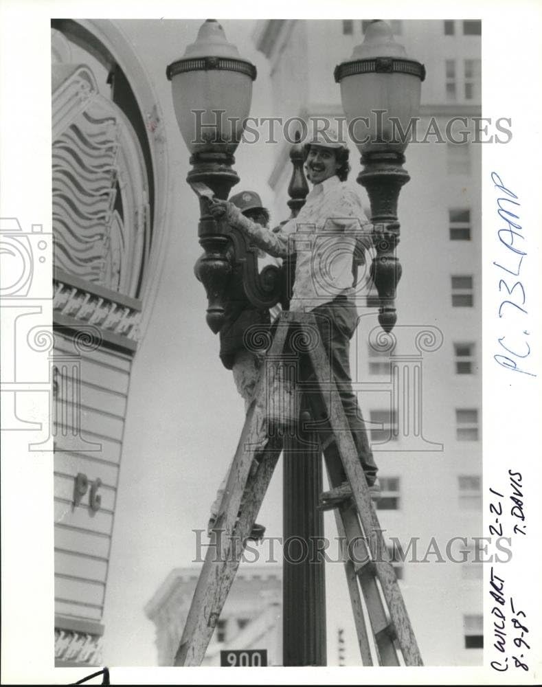 1985 Press Photo Jose Echeagary Jokes with passers by as he
