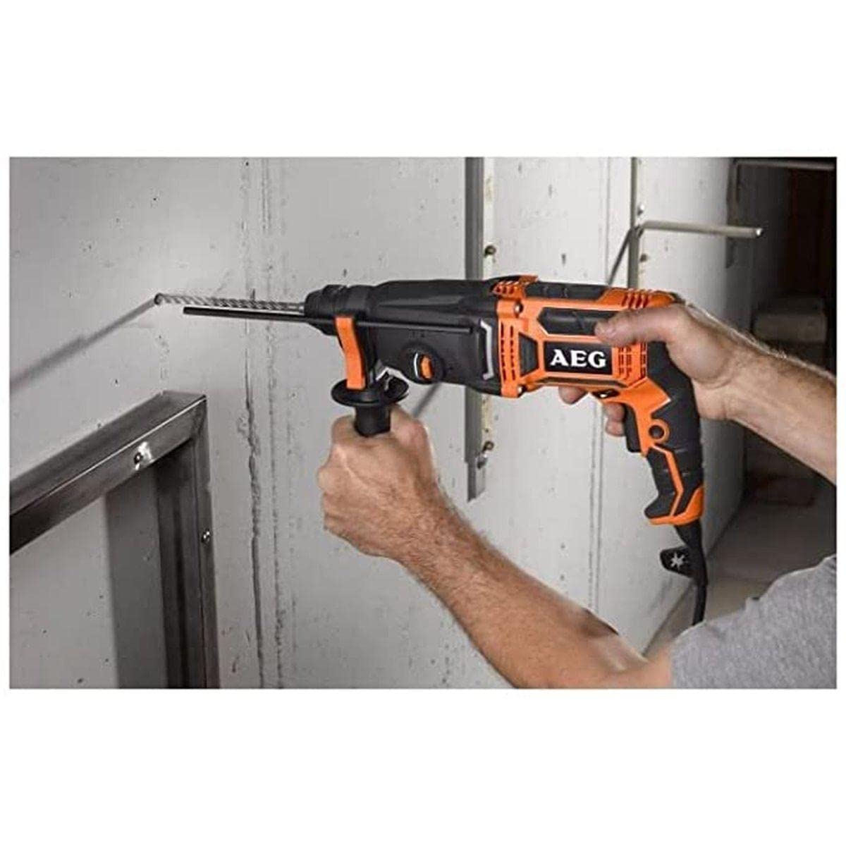 AEG BH 24 IE Tassellatore a Batteria SDS-PLUS a 2 Modalità 24 mm, Motore da 800 Watt, con Impugnatura Ergonomica e Funzione di Bloccaggio, con Astina di Profondità e Cavo di 4m