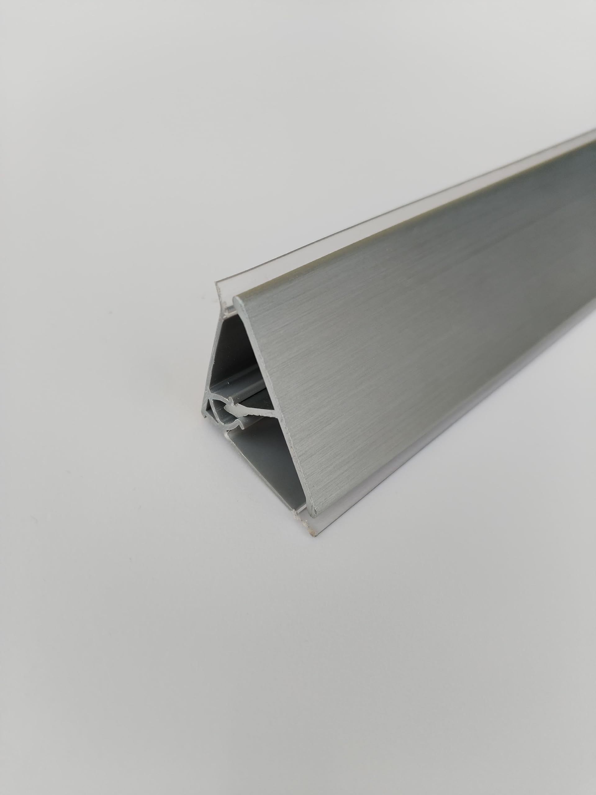 ALZATINA TRIANGOLARE PER TOP CUCINA IN PVC ED ALLUMINIO ALZATINA COLORE ALLUMINIO SPAZZOLATO LUNGHEZZA 2 METRI COMPLETA DI ACCESSORI 1 ANGOLO INTERNO - 1 ANGOLO ESTERNO - 1 TAPPO SX - 1 TAPPO DX