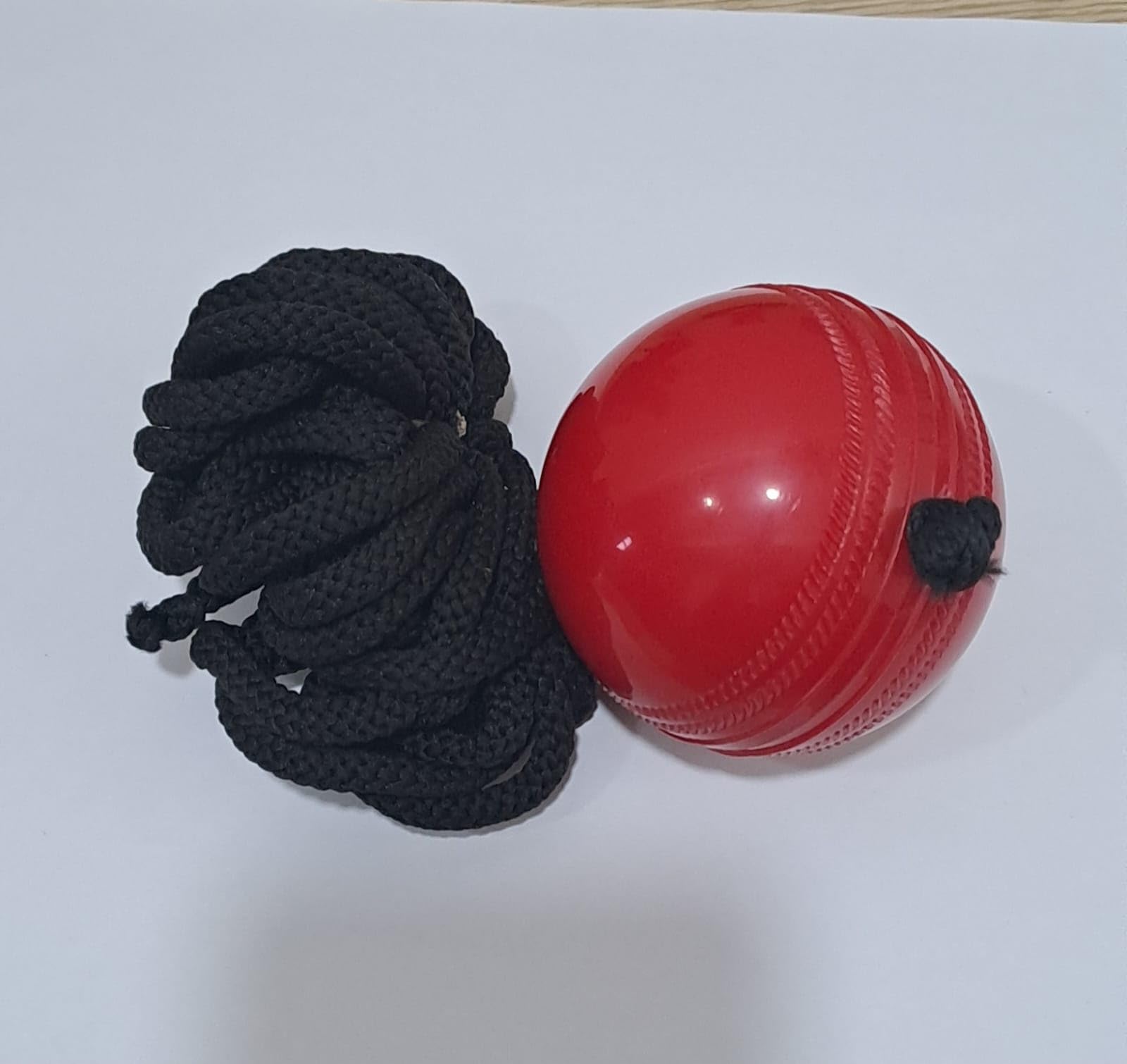 Cricket-Übungsball mit Seil, roter Trainingsball mit schwarzer Schnur