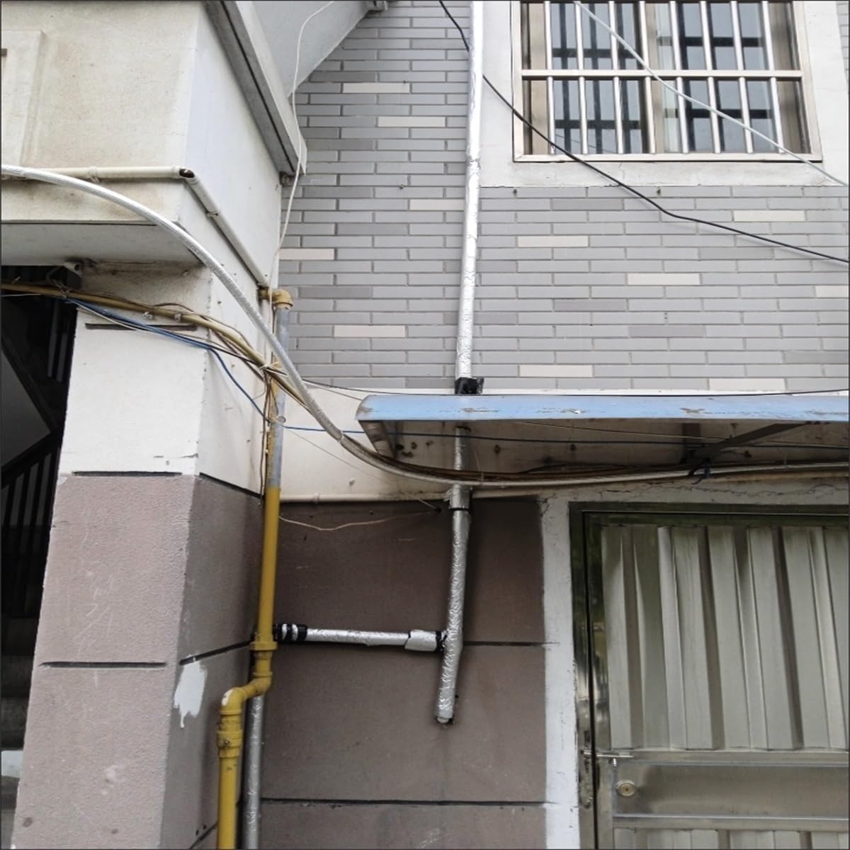 Tubo isolante autoadesivo in schiuma per tubi, diametro interno da 1,9 cm a 10,2 cm, protezione dal gelo e riduzione del rumore (1 confezione, 0,94 m) (ID 1-1/2 "x T 4/5")