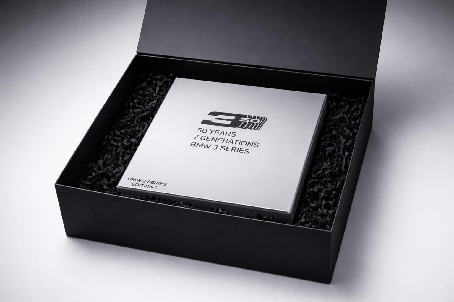 BMW Exklusive Geschenkbox Box Collector Car Edition - 50 Jahre 3er - 7 Modelle in 1:64 Magnetbox Geschenkset I Motorsport I Geburtstag Weihnachten I Vatertag I Geschenk-Set E30 E36 E46 M3