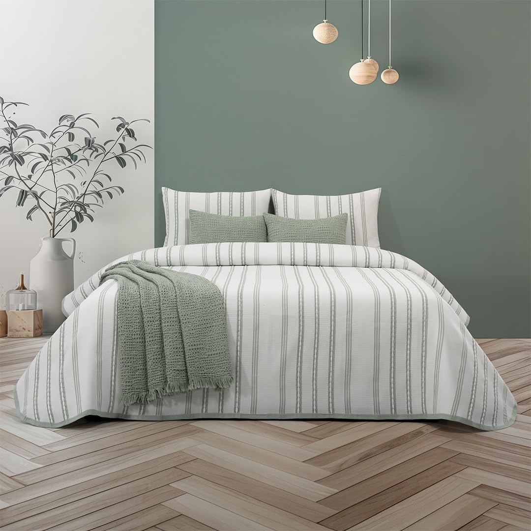Casa da Laura - Colcha Verde Rayas María - Colcha 240x260 para Cama de 135/140/150/160 - Colcha 50% Algodón y 50% Poliéster - Colcha de Verano con Estampado de Rayas