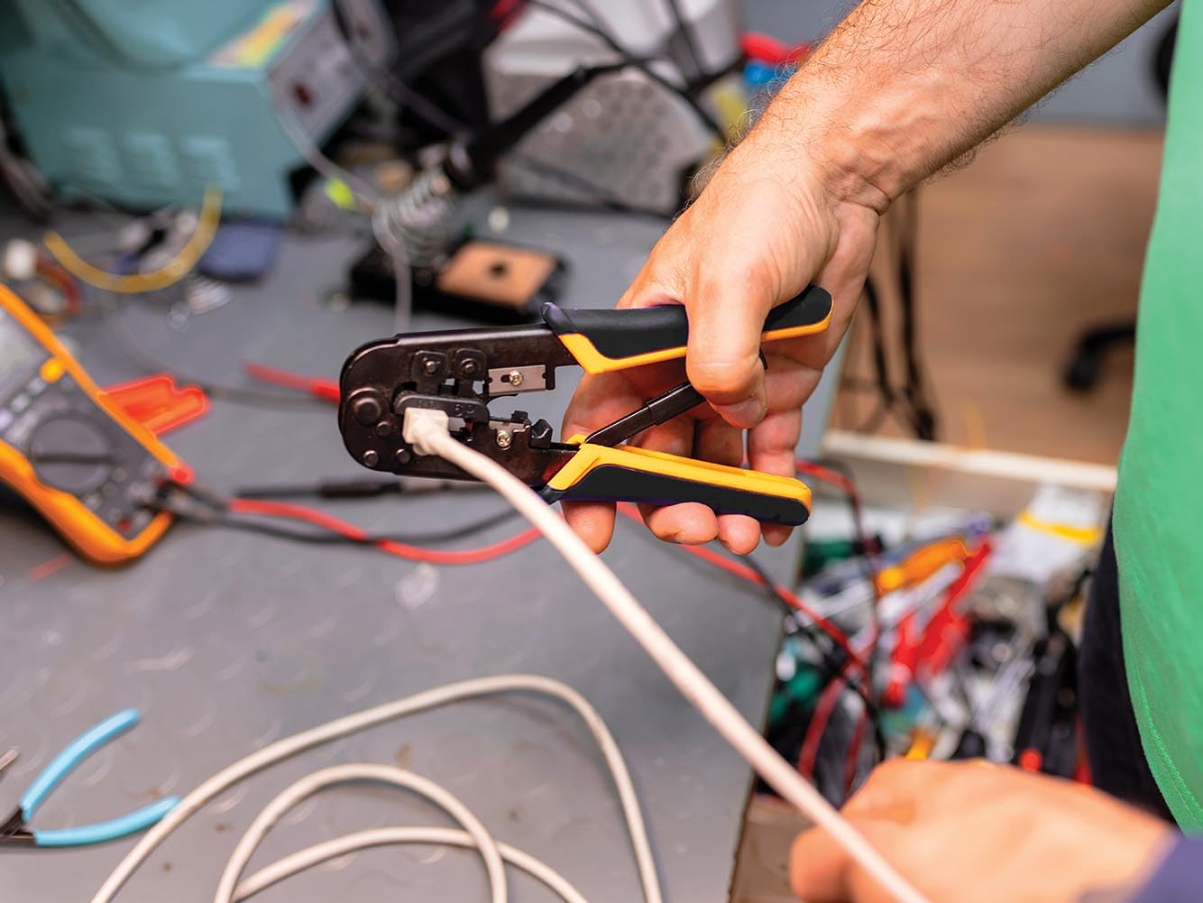 Toolland Pince à sertir professionnelle, pour RJ45, couper, dénuder et sertir en toute simplicité