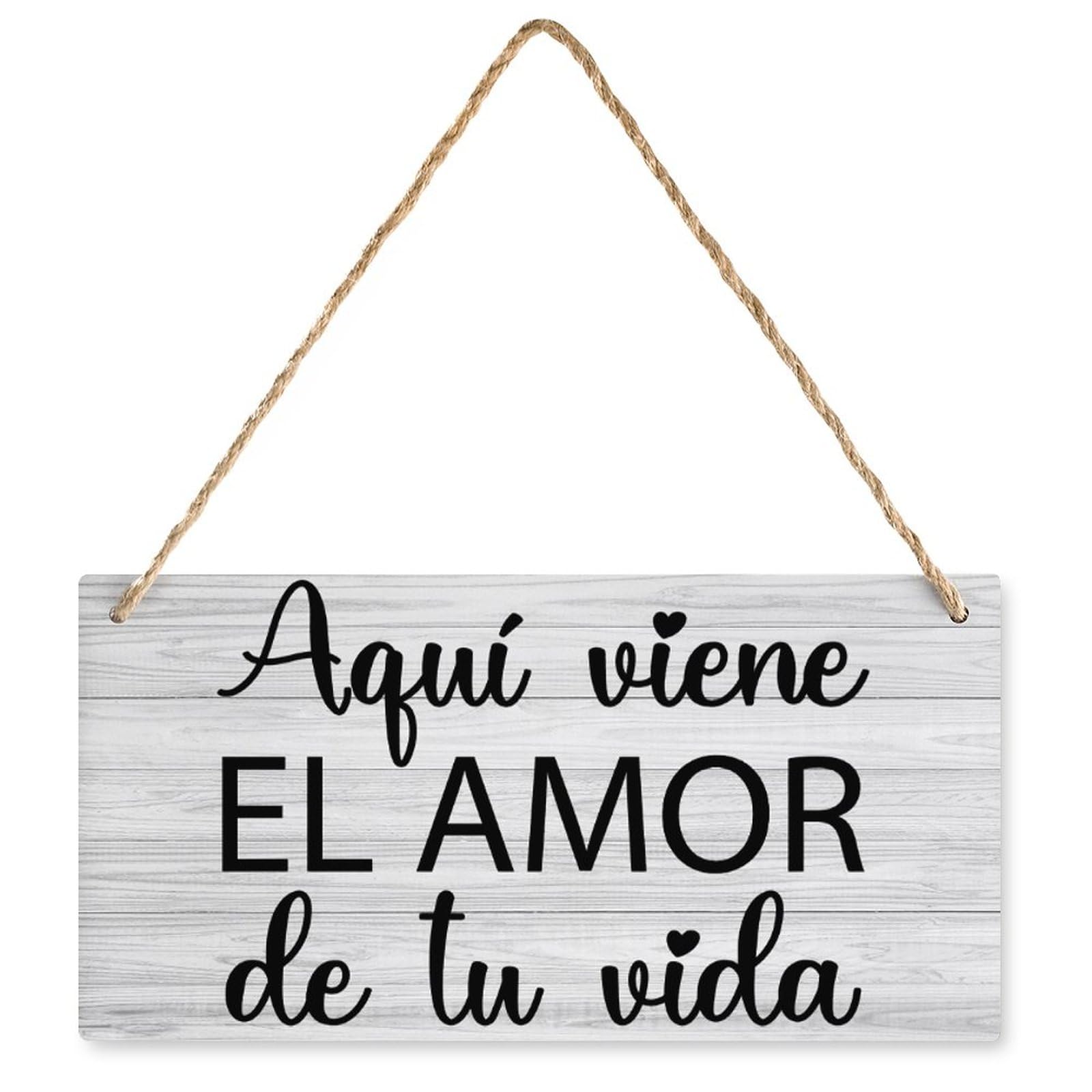 Hanging Wood Sign Home Decorative Aquí Viene El Amor De Tu Vida Motivational Quote Wood Wall Sign, Farmhouse Home Decor Gift For Home Living Dining Bedroom Entryway Hallway 12X 6 Inch