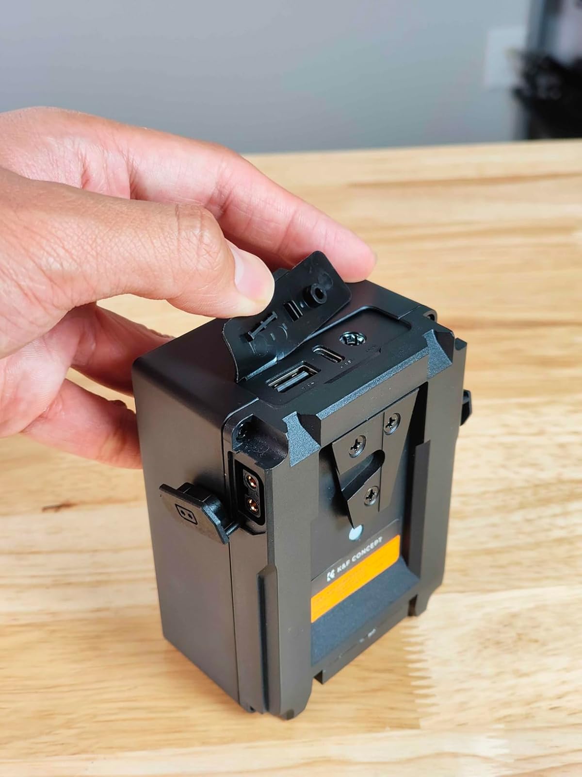 Alla anslutningar som ett V-mount-batteri behöver