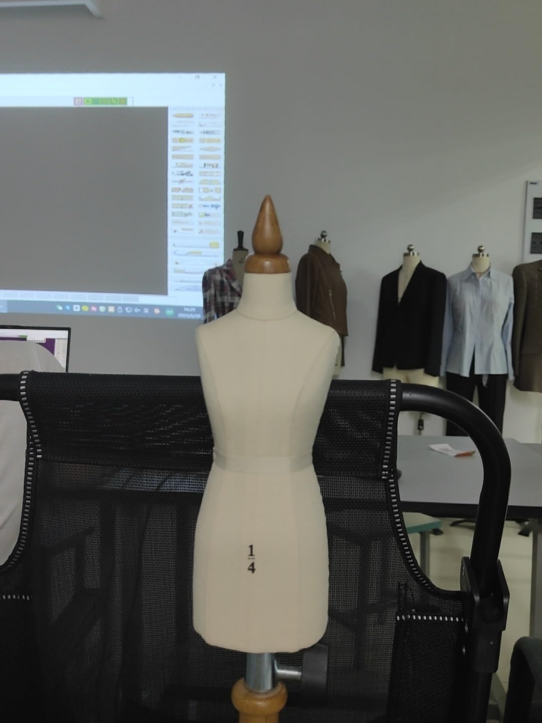 Mini manekin w połowie skali do szycia ubrań i tworzenia wzorów – rozmiar 1/2 1/3 1/4 W pełni przypinana forma sukni(White,1/4 Size)