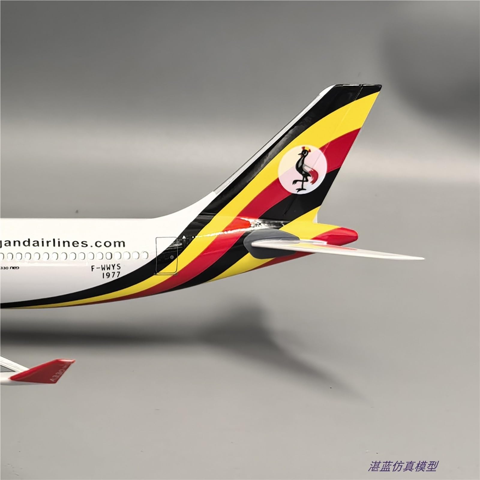 Modello Ridotto Aereo Aereo in Metallo Pressofuso da 47 Cm, Scala 1:135, Modello di Aereo Passeggeri for Uganda Airlines 330 con Ruote Aerei Modellini in Scala(No Light)