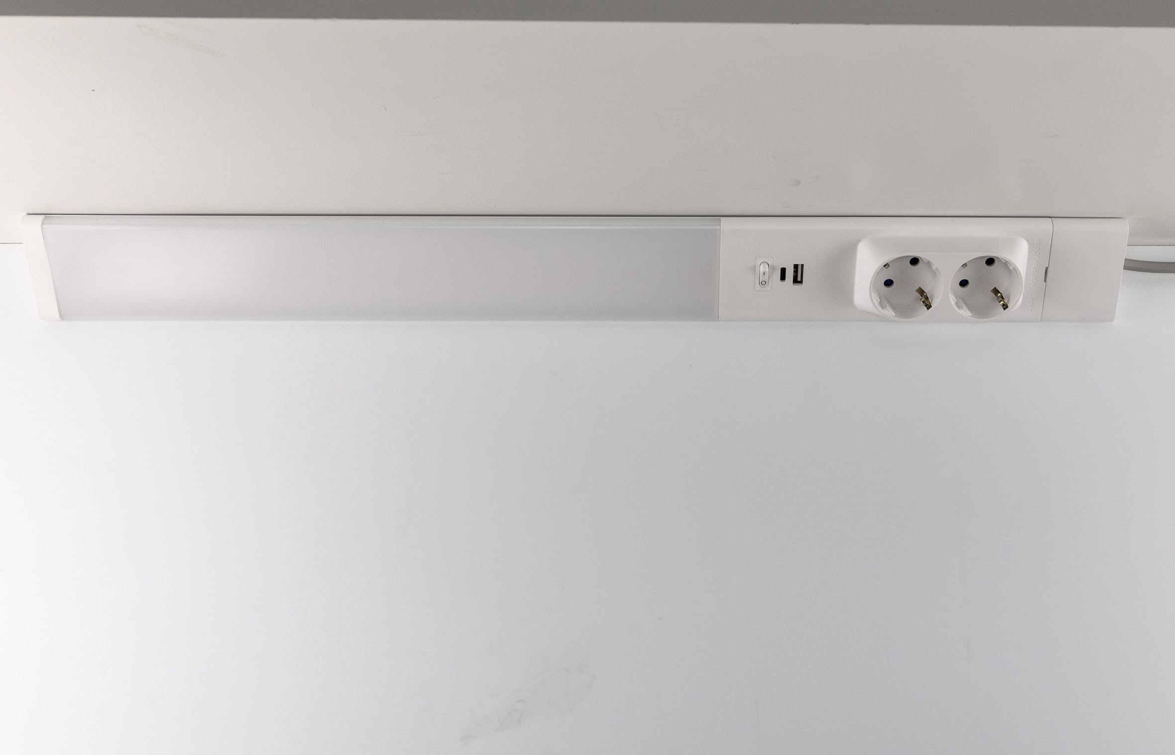 ChiliTec LED Unterbauleuchte Arusha 60cm, 2 Steckdosen, Weiß | 2 Steckdosen, USB-A USB-C PD, Neutralweiß, Für Küche Unterschrank Büro Werkstatt