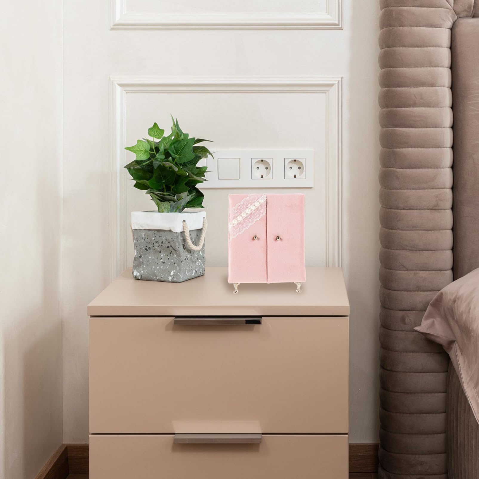Beaupretty Almacenamiento de Cajas de Joyería Joyero con Encaje de Perlas Artificiales Caja de Joyería Pequeña con Forma de Mueble Armario con Patas para Organizar Anillos Pendientes y Collar