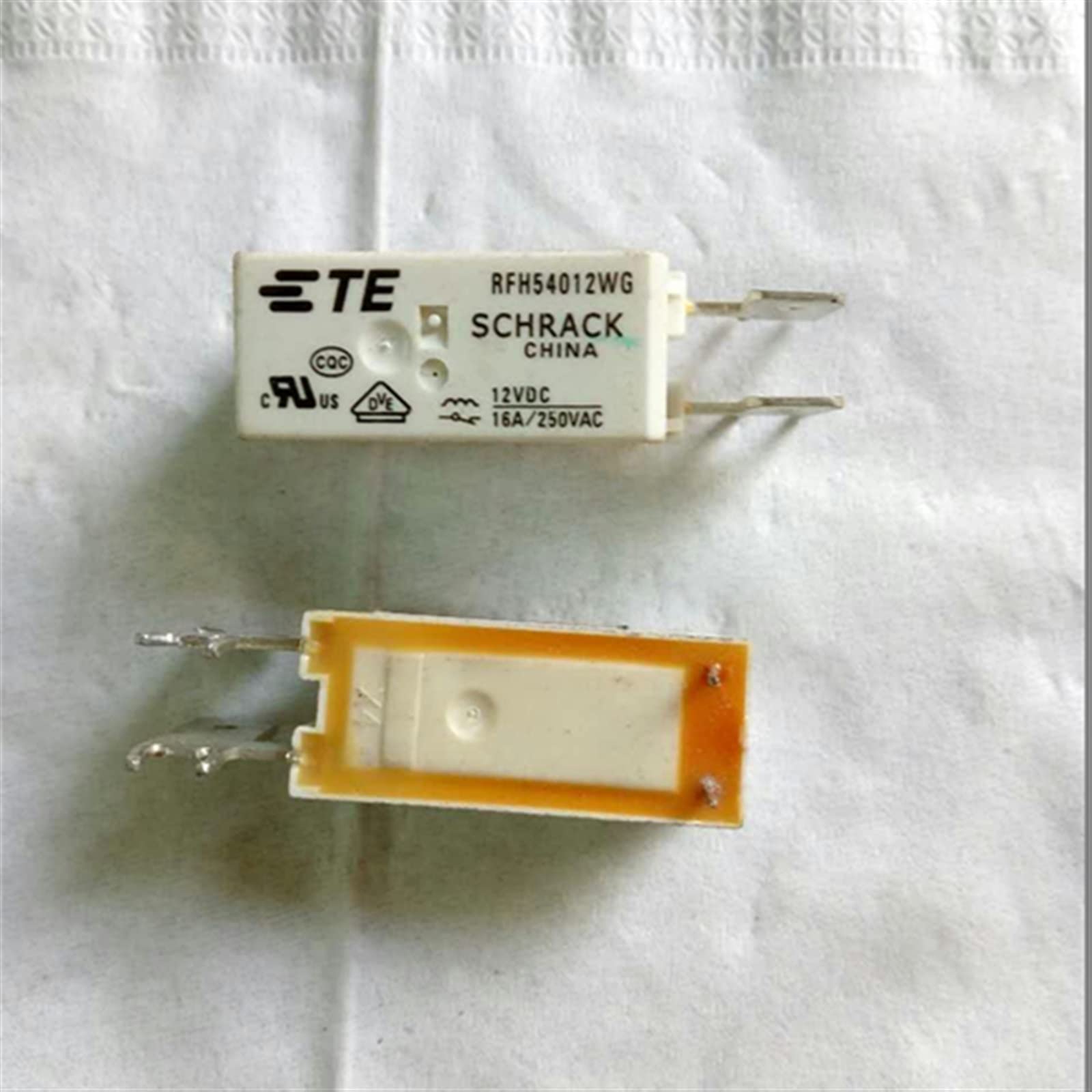 AQHYEBNSR Relay RFH54012WG 12VDC 16A 250VAC