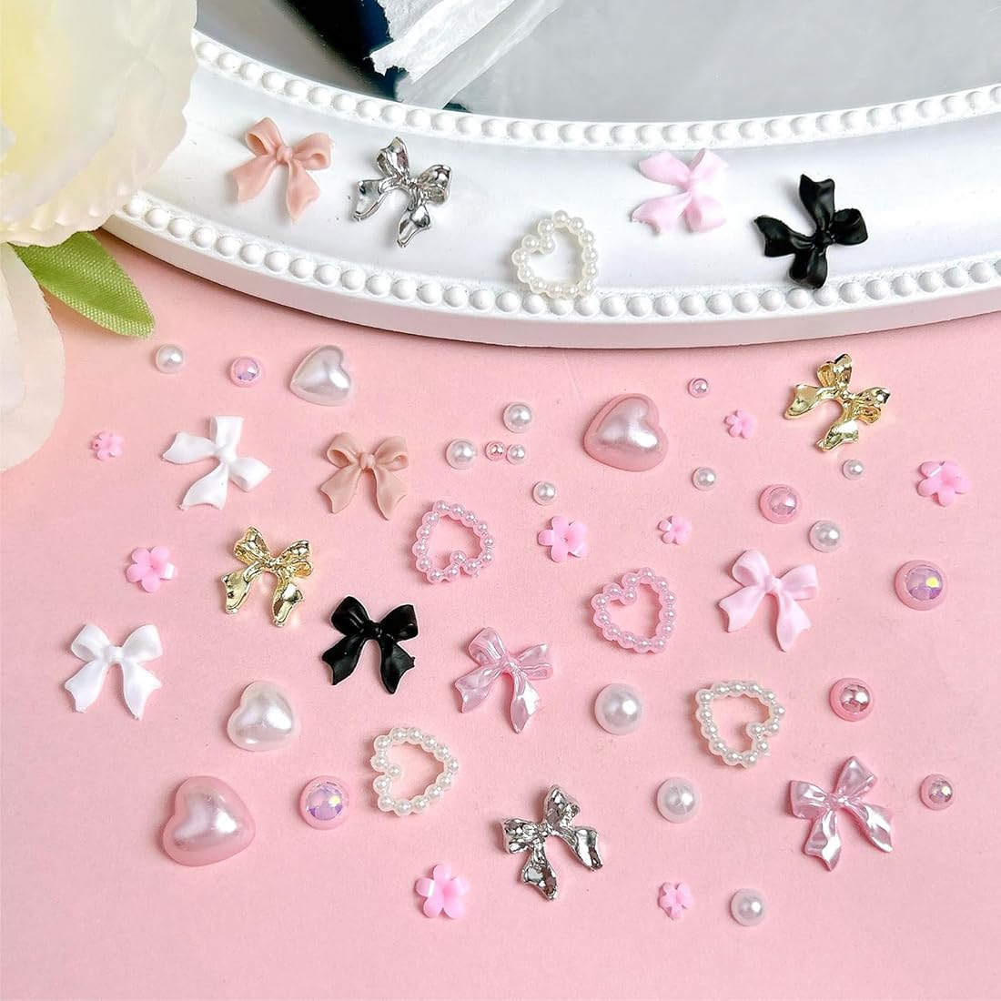 Set Charms Ongles 12 Compartiments, 3D Noeud Papillon en Résine+Perles/Cœur/Fleur, avec Crayon de Cire & Pince à Strass, Bijoux Ongles