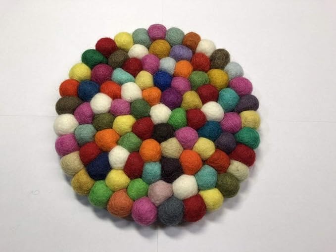Amazon Co Jp 手作りフェルトスモールボール円形鍋敷き ラウンドポットマット ミックスカラー直径１８cmしっかり厚めタイプ ミックス 1 ホーム キッチン
