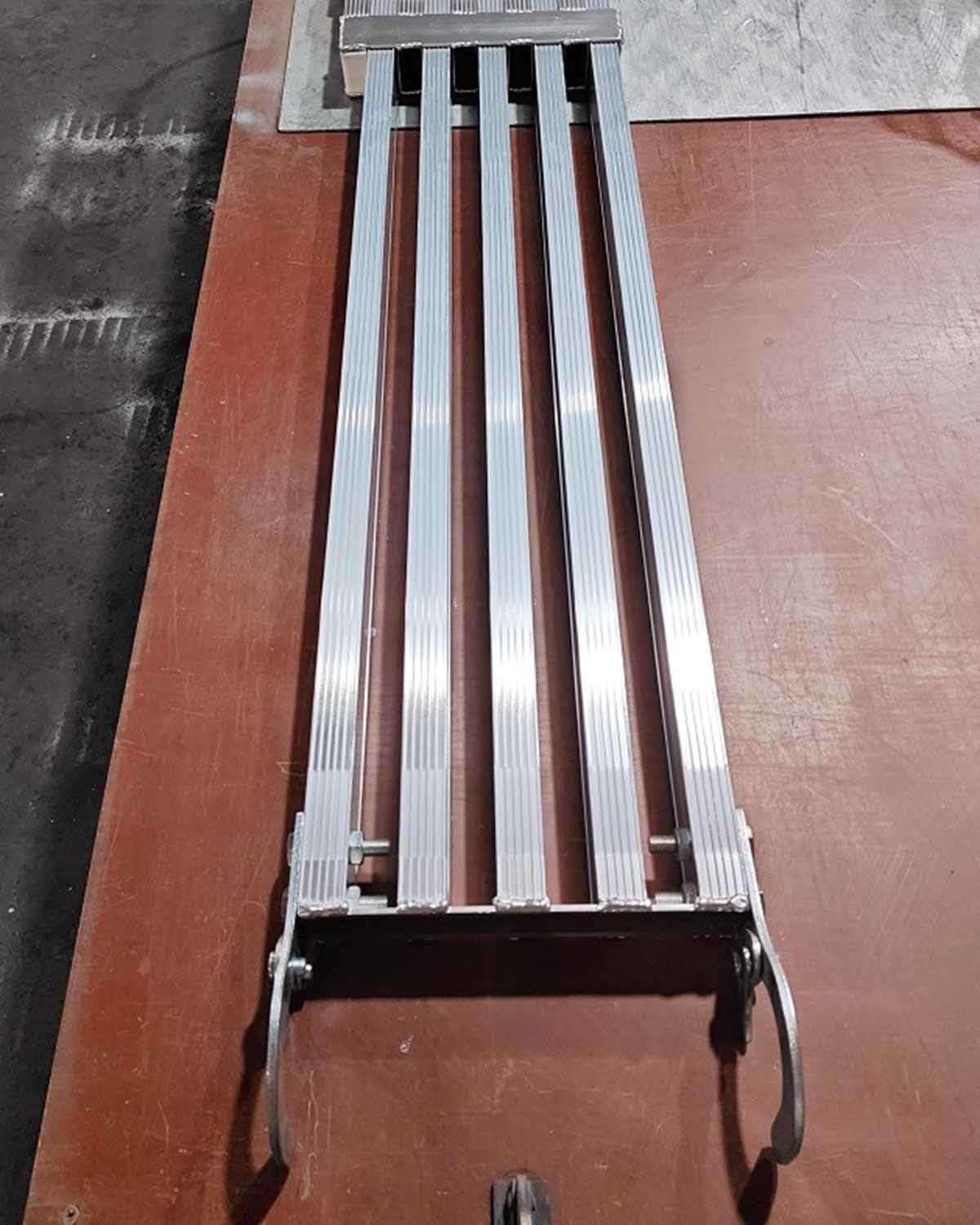 Plataforma de trabajo ajustable de 165.5 cm con tablones de andamio antideslizantes
