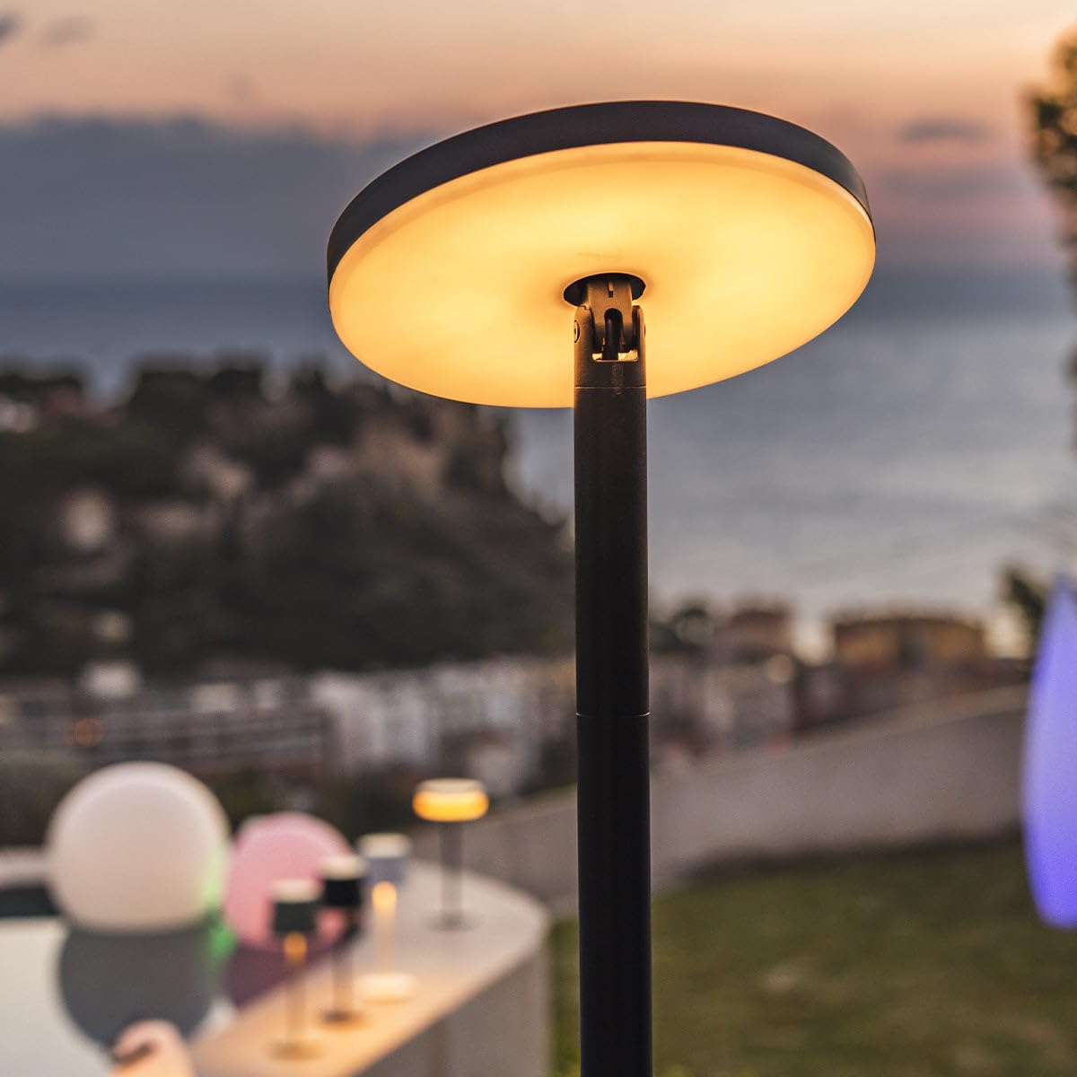 Lámpara de pie solar de pie extensible de aluminio LED blanco regulable VIVIA TALL SOLAR H145cm