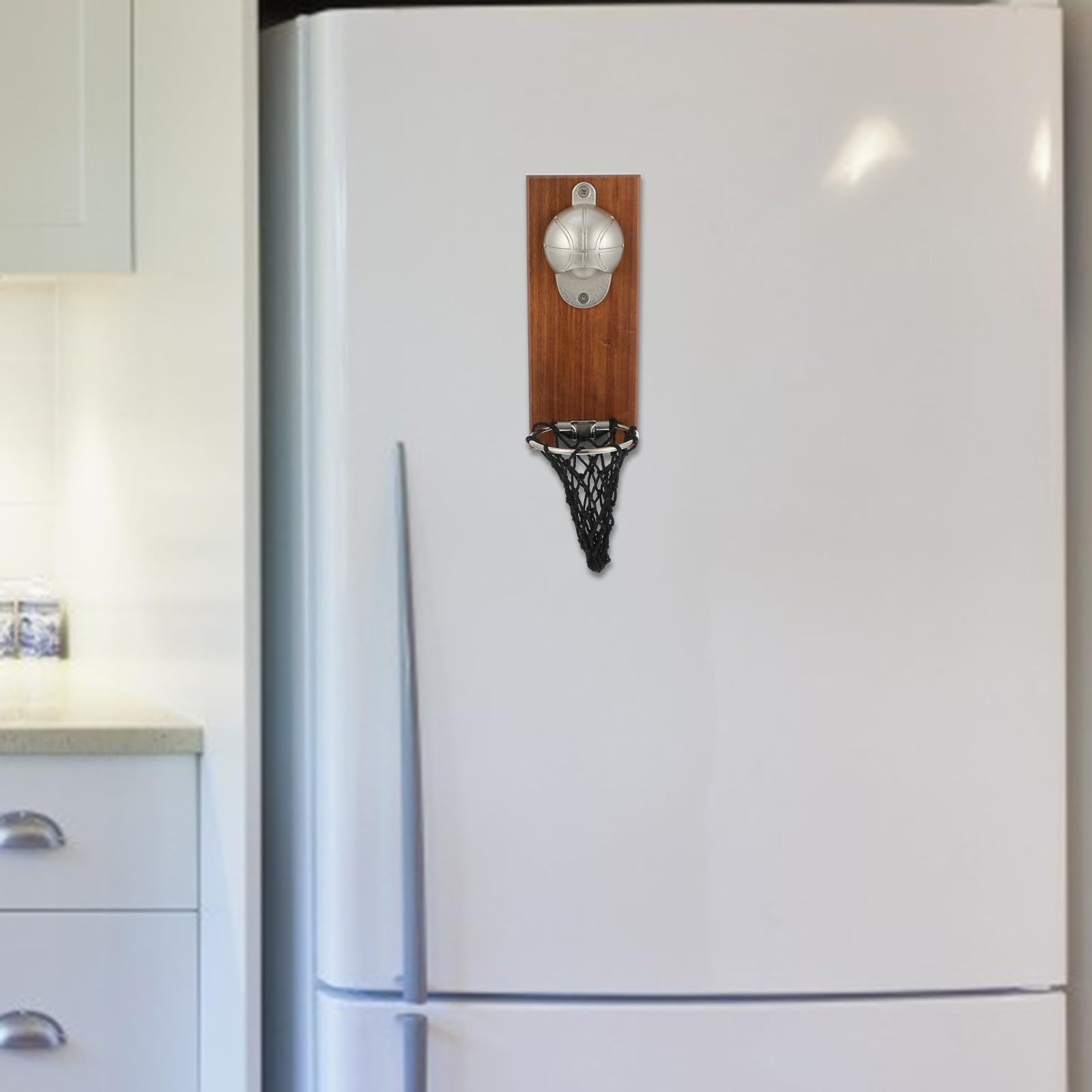 Ciieeo Abrebotellas Adecuado para Cocinas y Restaurantes Acabado Metálico Único Diseño de Baloncesto de Pared Material Madera y Acero Inoxidable, Fácil de Almacenar