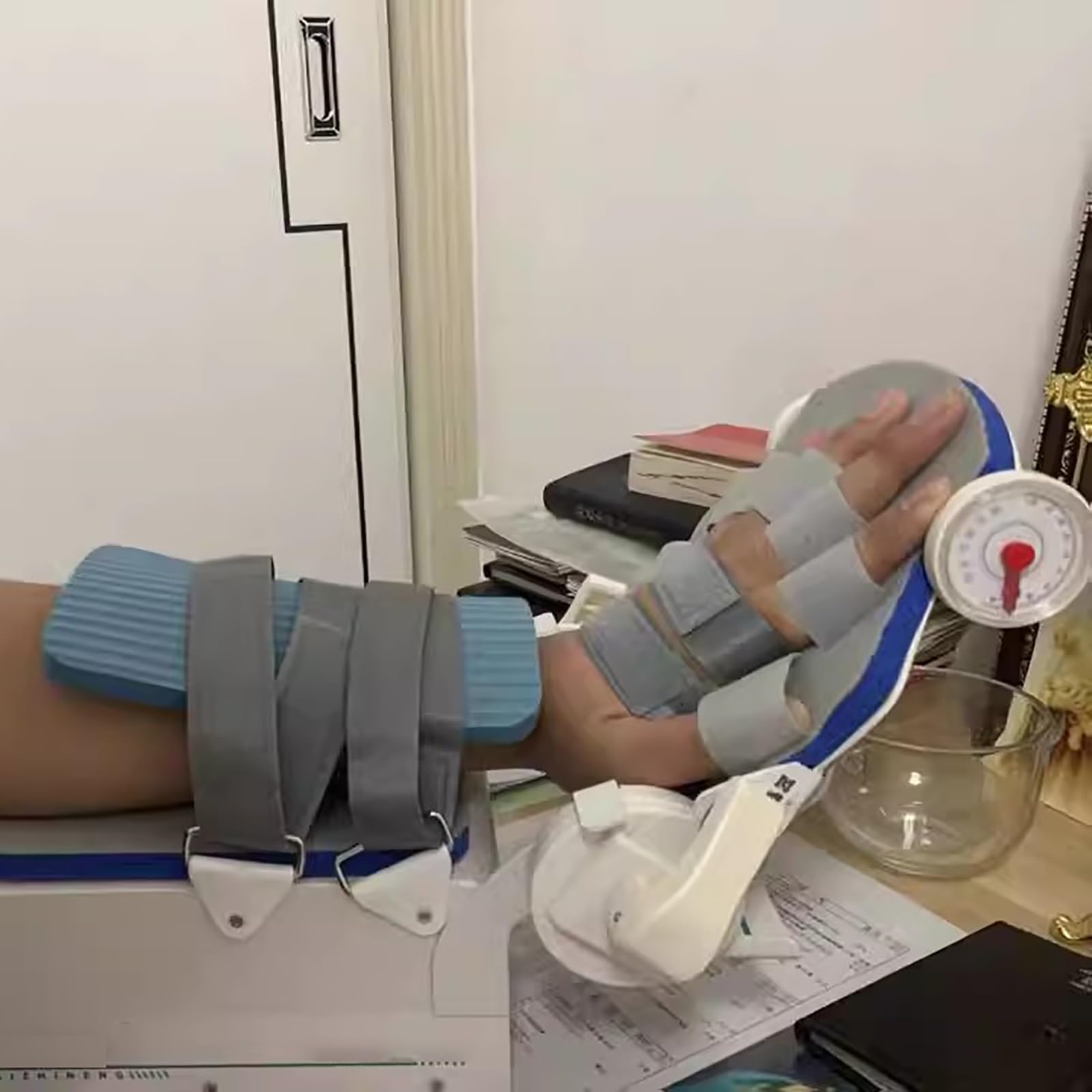 Dispositivo elettrico for la riabilitazione dell'articolazione del gomito, tutore stabilizzatore for gomito post-operatorio regolabile, esercizi ad angolo completo, con stecca for la mano con appoggio