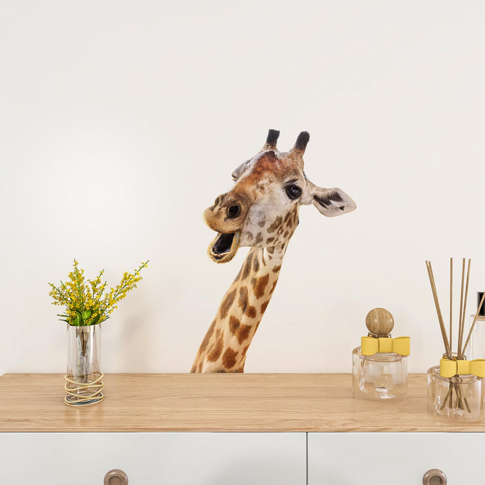 Cadeau pour chambre d'amis original avec cet autocollant mural girafe rigolo