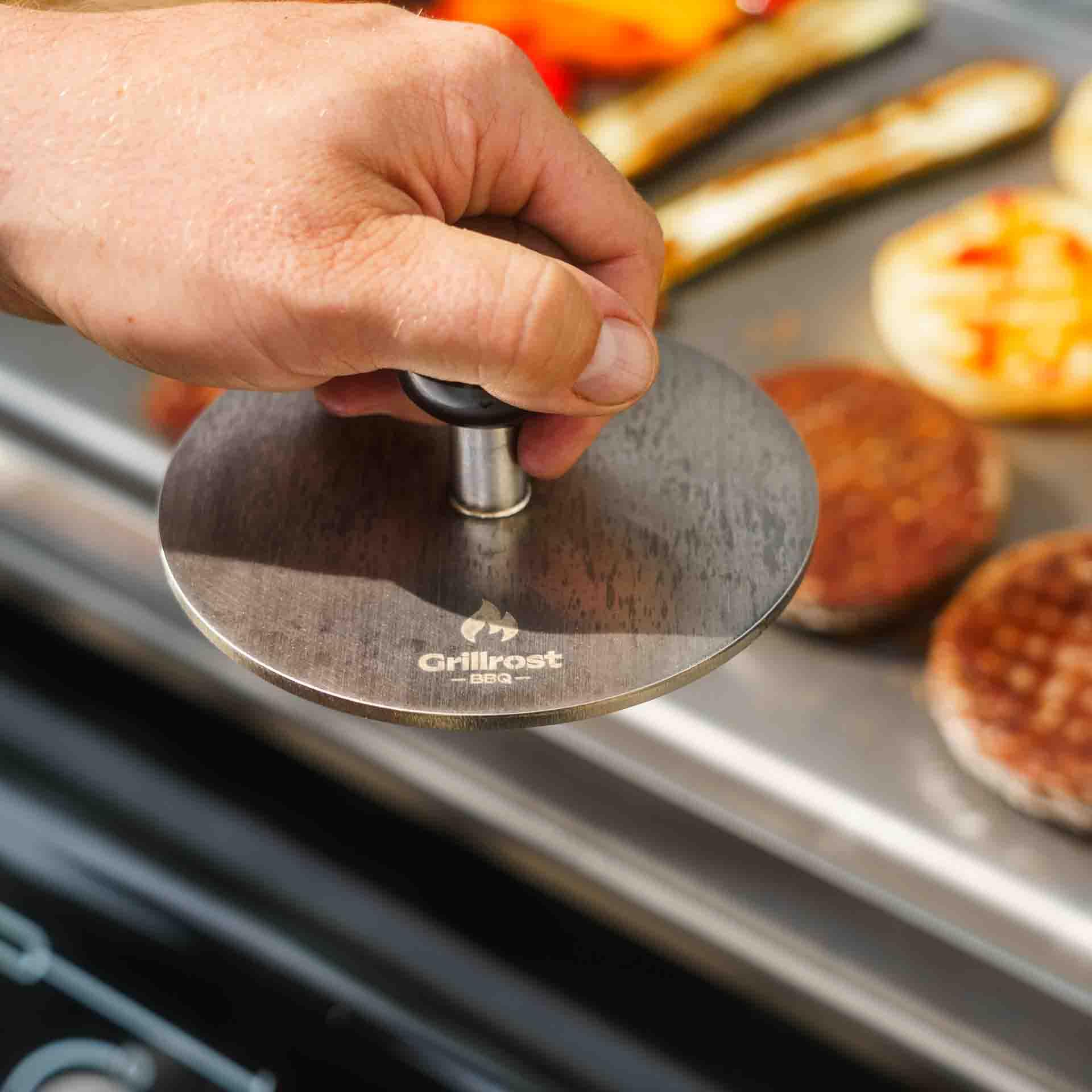 Grillrost.com Das Original Burger Smasher - mega stabile Edelstahl Burgerpresse, handgeschweißt für Plancha und Feuerplatte | Burgerpatties direkt auf der Feuerplatte