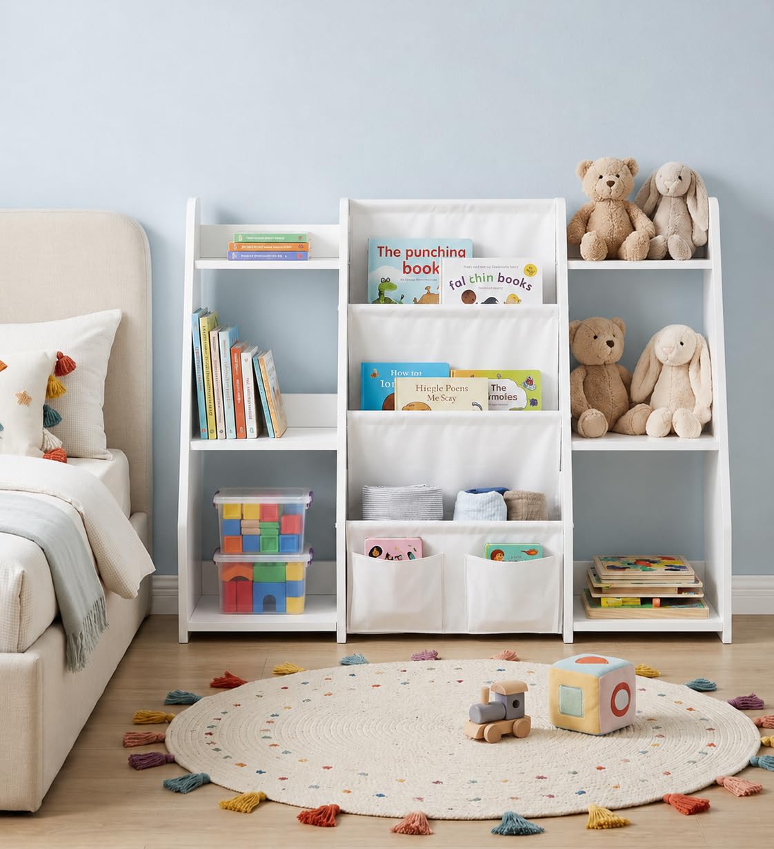 Librería Montessori Infantil Blanca con Bolsillos de Tela, 97 x 30 x 76 cm | Estantería infantil para libros y juguetes con compartimentos abiertos y kit antivuelco, ideal como mueble organizador.