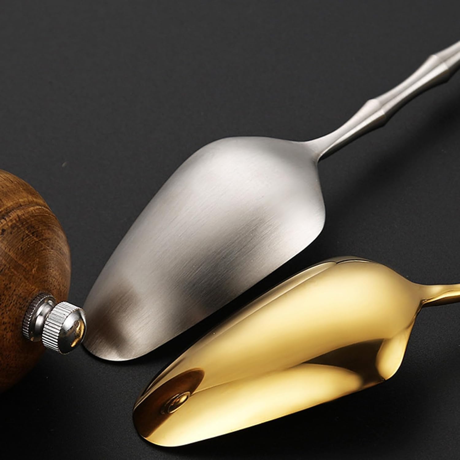 Ensemble de Couverts dorés pour 12 Personnes, en Acier Inoxydable 18/8 de qualité Alimentaire, Comprenant fourchettes et cuillères. Manche martelé Poli Miroir, Compatible Lave-Vaisselle.