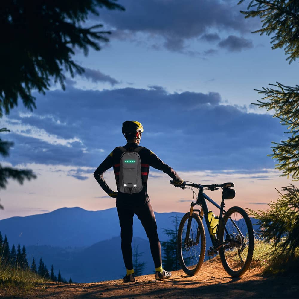 HUIOP Sac à Dos Clignotant à LED 15L avec Indicateur de Direction - Lumière de Sécurité Rechargeable USB pour Vélo - Étanche avec Télécommande Sans Fil