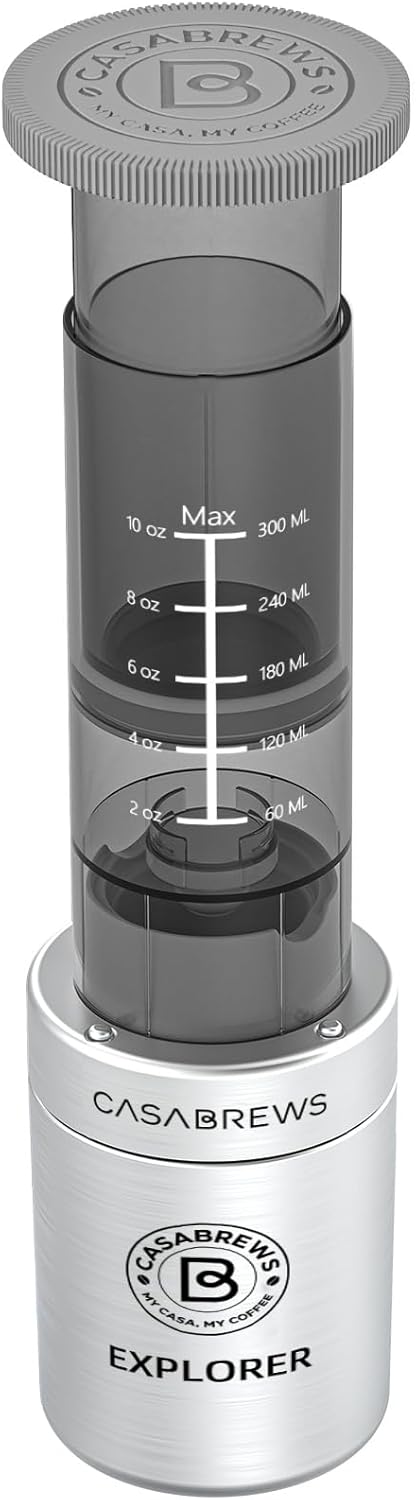 Casabrews KP3000 पोर्टेबल कॉफी मेकर, 2 इन 1 ट्रैवल मशीन के लिए K कप पॉड्स या ग्राउंड कॉफी के साथ एक्सेसरीज के साथ