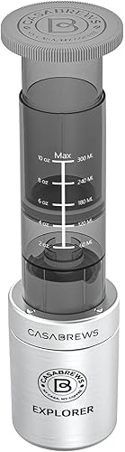 CASABREWS KP3000 Cafetera portátil, 2 en 1, pequeña cafetera de viaje para cápsulas K Cup o café molido, kit de prensa de café rápido con taza de