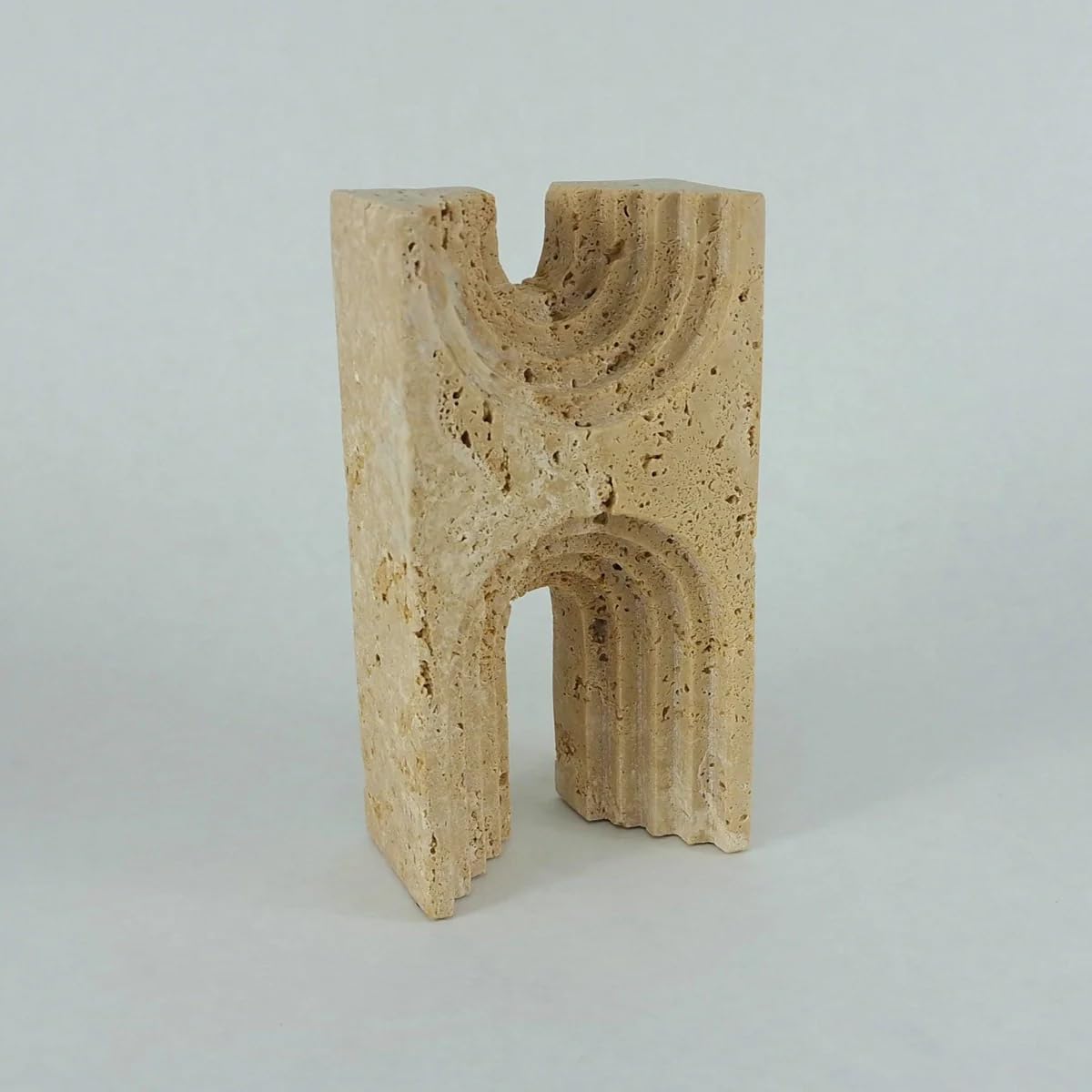 Maison & Werk Travertin Skulptur (12 × 22 × 7 cm) – Exklusives Dekoobjekt, Moderne abstrakte Marmor Design Figur für Fensterbank Deko, Wohnzimmer Modern & Deko Wohnzimmer