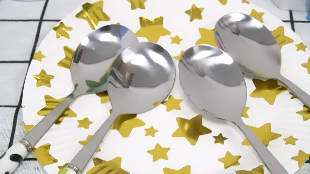 Cucchiaio in ceramica con manico in acciaio inox, per dessert