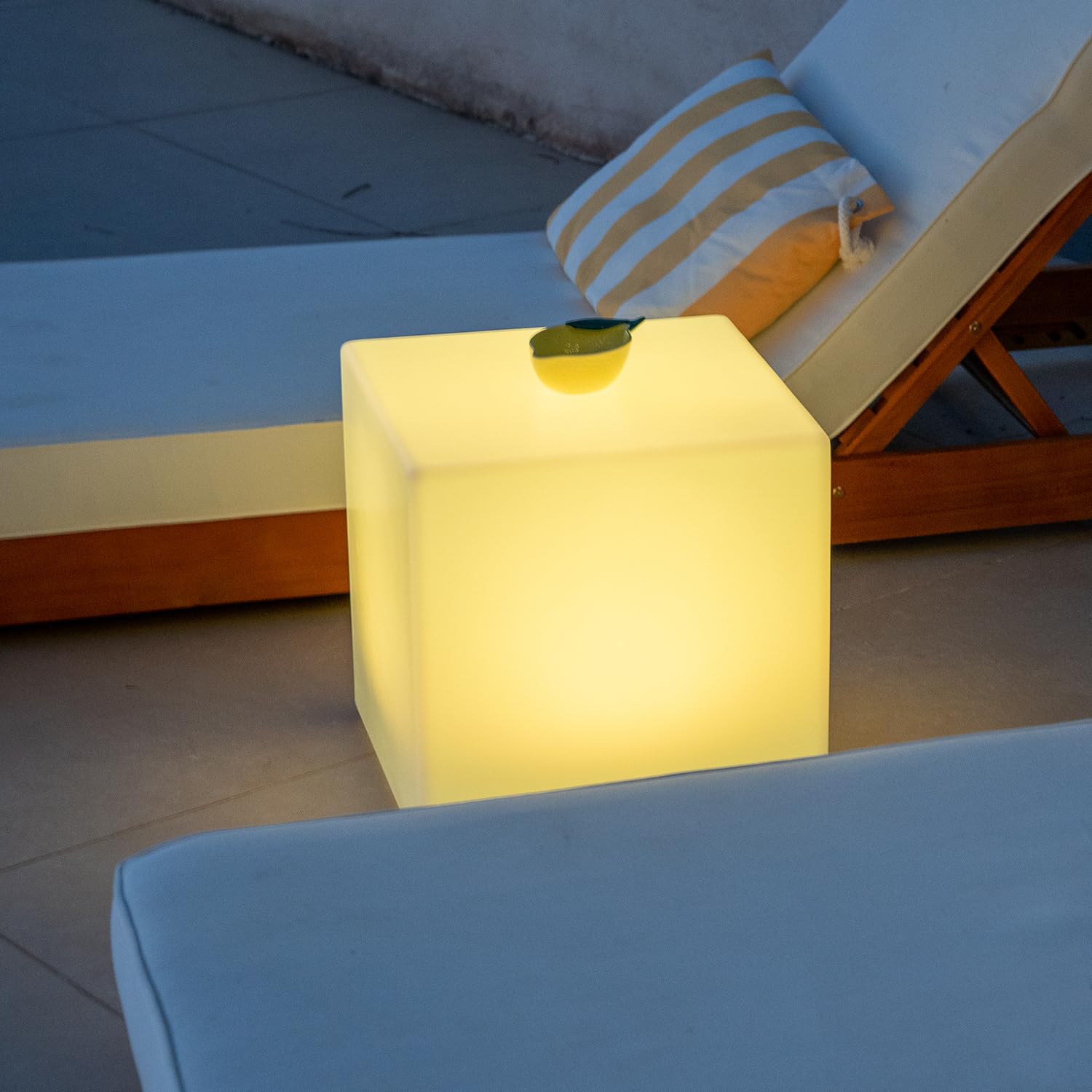 GuirLED LED Solarwürfel & Wasserdicht RGB+W 40 cm 100 % Freistehend & Fernbedienung