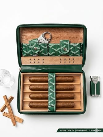 Lüks Yeşil Deri Seyahat Tipi Puro Kutusu - Sedir Ağacı Kaplı 4'lü Puro Kılıfı - Özel Desenli Portatif Humidor, Puro Kesici ve Aksesuar Bölmeli - Erkekler İçin Premium Hediye Seti