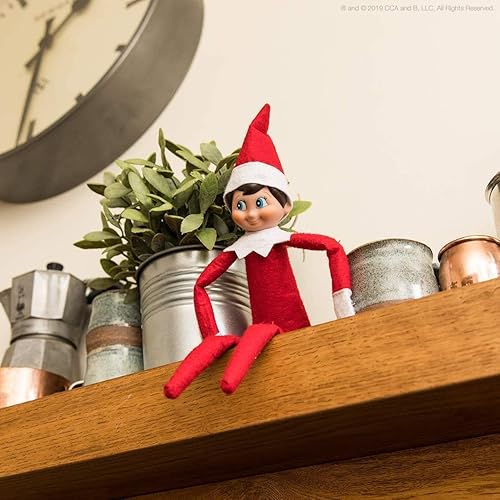 Vista 4 de The Elf on The Shelf: una tradición navideña: un elfo explorador con ojos marrones. Incluye libro de cuentos, caja de recuerdos y certificado