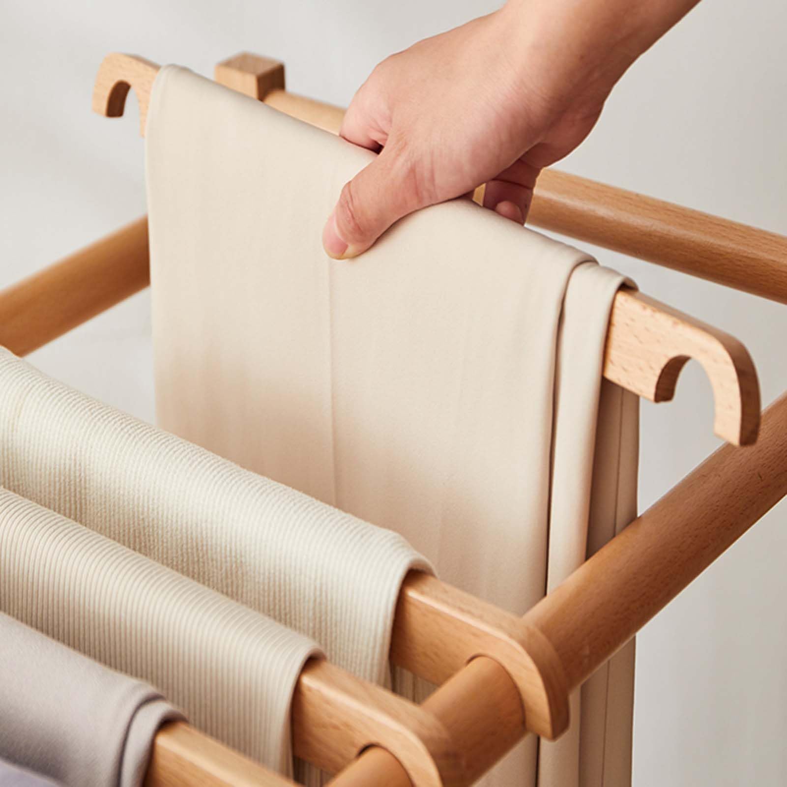 Percha de madera con ruedas para pantalones, faldas y bufandas, ahorra espacio en el armario
