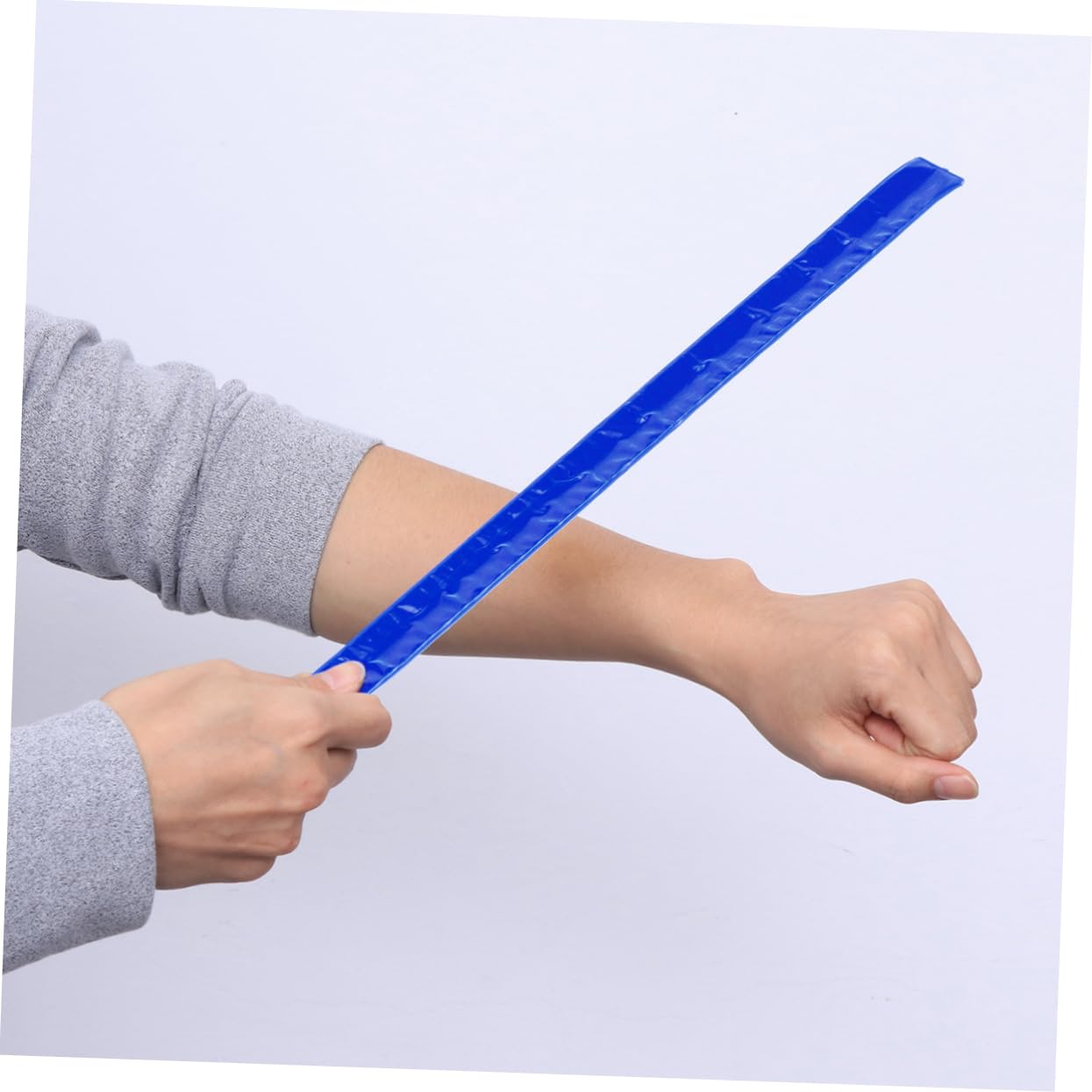 INOOMP 24pezzi Bracciale Riflettente PVC per Sicurezza Notturna Alta visibilità per Corsa Camminata Escursionismo e Jogging Casual Randomizzati