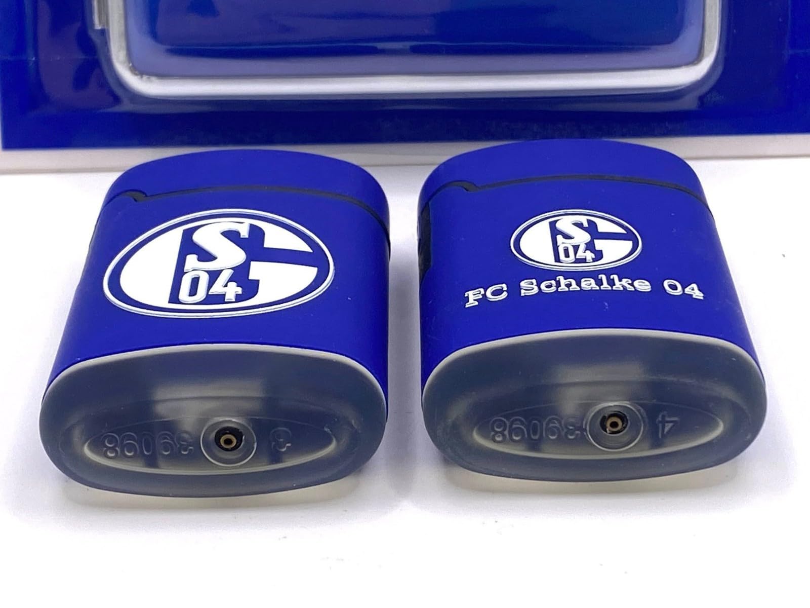 Schalke 04-2X Jet Sturmfeuerzeug mit Zigarrettenetui im Set blau weiß mit Logo