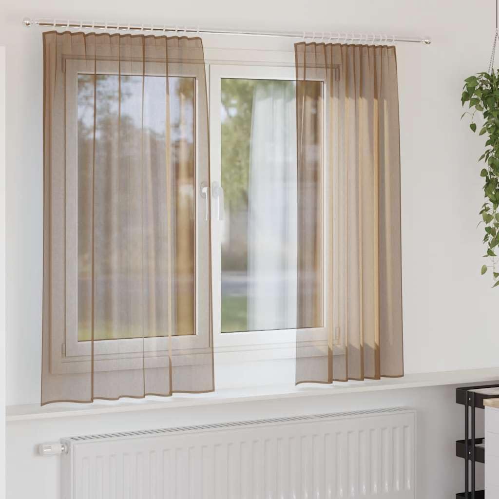 Voilages marron clair à œillets pour créer une ambiance cocooning dans la chambre