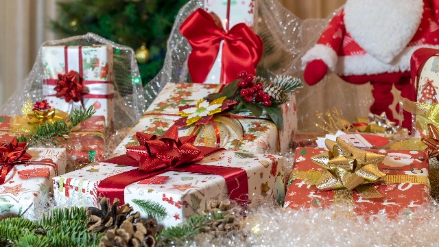 ARKRAFT Weihnachts Geschenkpapier 4 Blatt - 90x65cm Mit 6 Geschenkanhängern