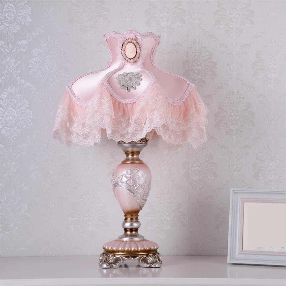 Lampada vintage in pizzo, luce ambientale romantica sul comodino | Pizzo vintage, base in resina, paralume in tessuto, dipinto a mano, luce ambientale